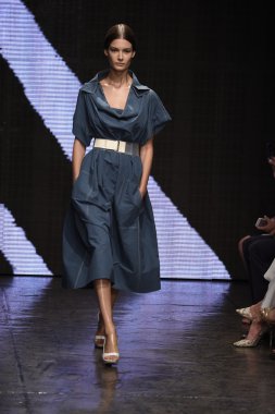 donna karan new york gösterisi pist model yürür