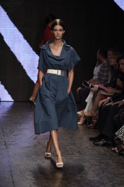 donna karan new york gösterisi pist model yürür