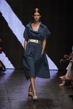 donna karan new york gösterisi pist model yürür