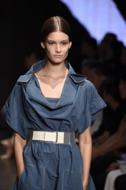 donna karan new york gösterisi pist model yürür