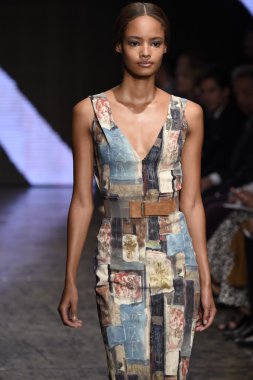 donna karan new york gösterisi pist model yürür