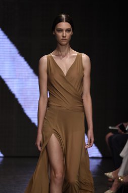 donna karan new york gösterisi pist model yürür