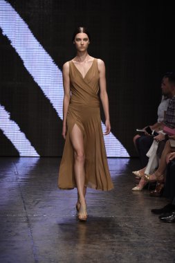donna karan new york gösterisi pist model yürür