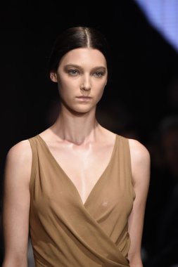 donna karan new york gösterisi pist model yürür