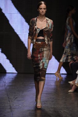 donna karan new york gösterisi pist model yürür