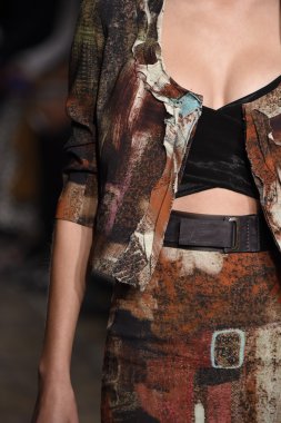 donna karan new york gösterisi pist model yürür