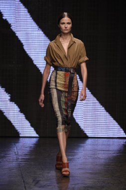 donna karan new york gösterisi pist model yürür