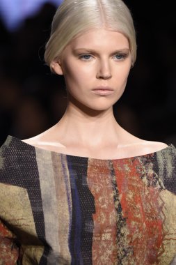 donna karan new york gösterisi pist model yürür