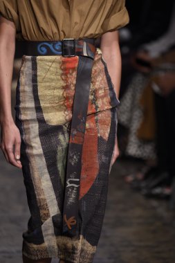 donna karan new york gösterisi pist model yürür
