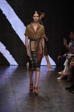 donna karan new york gösterisi pist model yürür