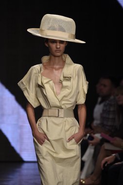 donna karan new york gösterisi pist model yürür