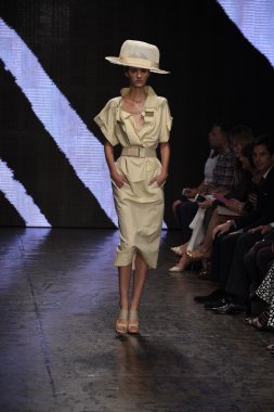 donna karan new york gösterisi pist model yürür
