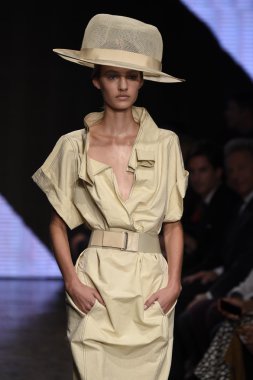donna karan new york gösterisi pist model yürür