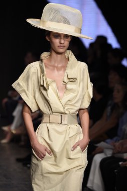 donna karan new york gösterisi pist model yürür