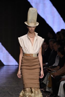 donna karan new york pist model yürür