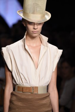 donna karan new york pist model yürür