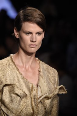 donna karan new york gösterisi pist model yürür