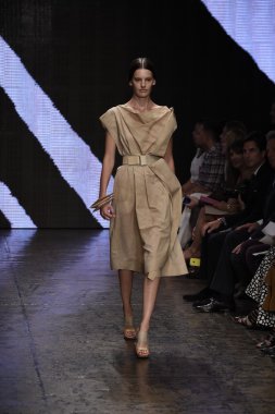 donna karan new york gösterisi pist model yürür
