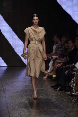 donna karan new york gösterisi pist model yürür