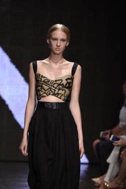 donna karan new york gösterisi pist model yürür