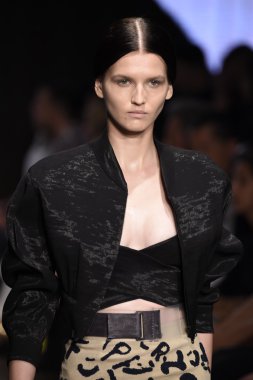 donna karan new york gösterisi pist model yürür