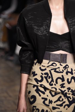 donna karan new york gösterisi pist model yürür