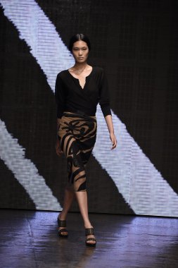 donna karan new york gösterisi pist model yürür