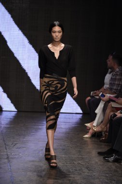 donna karan new york gösterisi pist model yürür