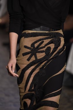 donna karan new york gösterisi pist model yürür