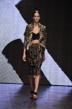 donna karan new york gösterisi pist model yürür