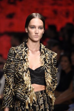 donna karan new york gösterisi pist model yürür