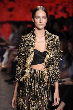donna karan new york gösterisi pist model yürür