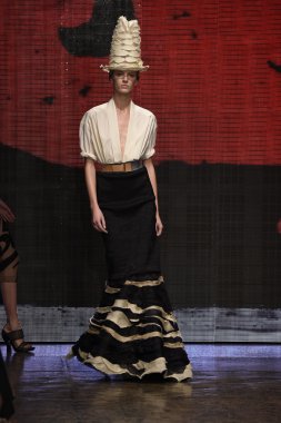 donna karan new york gösterisi pist model yürür