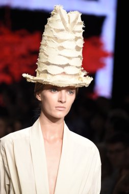 donna karan new york gösterisi pist model yürür