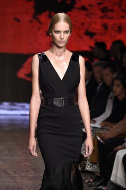donna karan new york gösterisi pist model yürür