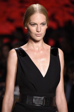 donna karan new york gösterisi pist model yürür