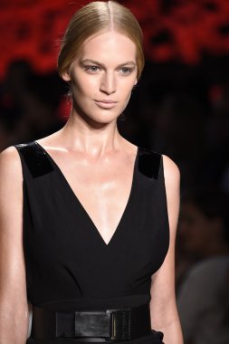 donna karan new york gösterisi pist model yürür