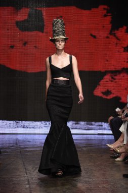 donna karan new york gösterisi pist model yürür