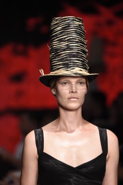 donna karan new york gösterisi pist model yürür