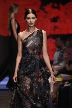 donna karan new york gösterisi pist model yürür