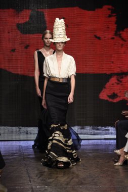 modelleri pist finale donna karan new york gösterisi yürümek.