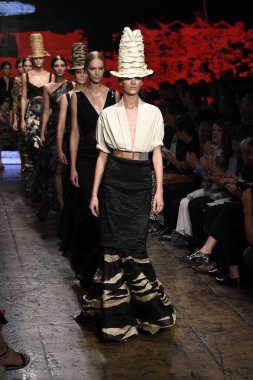modelleri pist finale donna karan new york gösterisi yürümek.