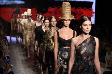 modelleri pist finale donna karan new york gösterisi yürümek.