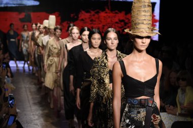 modelleri pist finale donna karan new york gösterisi yürümek.