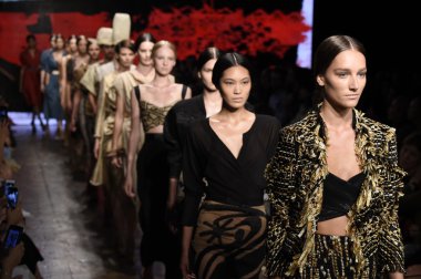 modelleri pist finale donna karan new york gösterisi yürümek.