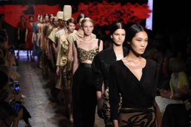 modelleri pist finale donna karan new york gösterisi yürümek.