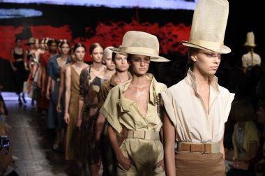 modelleri pist finale donna karan new york gösterisi yürümek.