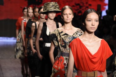 modelleri pist finale donna karan new york gösterisi yürümek.