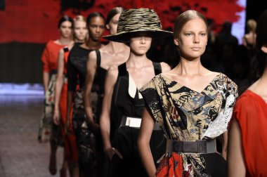 modelleri pist finale donna karan new york gösterisi yürümek.