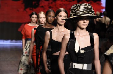 modelleri pist finale donna karan new york gösterisi yürümek.